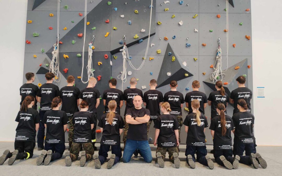 Koszulki z własnym logo – dlaczego warto mieć je w swojej firmie?